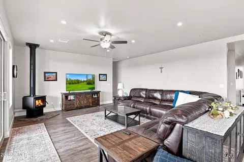 Living - 1507 W Wagon Trl, Payson, AZ 85541 photo 2 of 4
