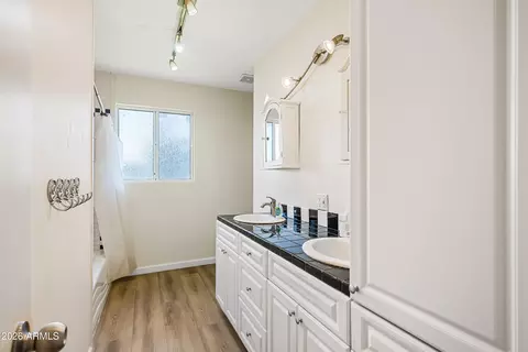 Bath - 701 E Mclellan Blvd, Phoenix, AZ 85014 photo 6 of 10