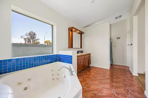 Bath - 701 E Mclellan Blvd, Phoenix, AZ 85014 photo 2 of 10