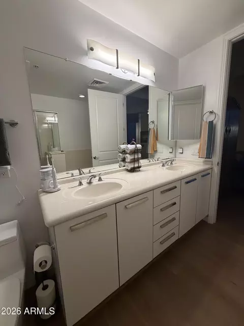 Bath - 1 E Lexington Ave #609, Phoenix, AZ 85012 photo 2 of 4