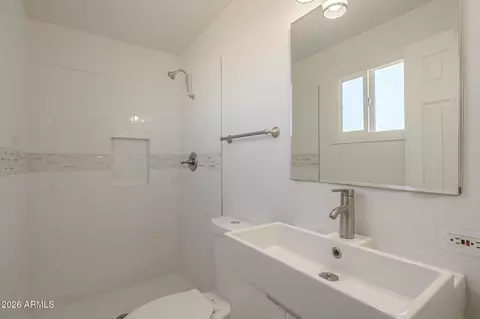 Bath - 3650 Eugie Ave, Phoenix, AZ 85032 photo 2 of 2