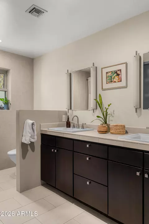 Bath - 3205 E Clarendon Ave, Phoenix, AZ 85018 photo 1 of 2