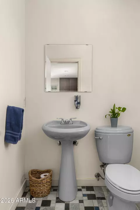 Bath - 3205 E Clarendon Ave, Phoenix, AZ 85018 photo 2 of 2