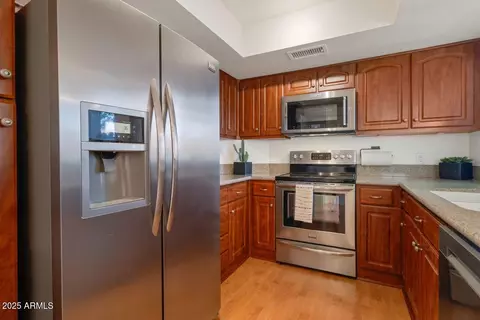 Kitchen - 4020 E Laurel Ln, Phoenix, AZ 85028 photo 3 of 3
