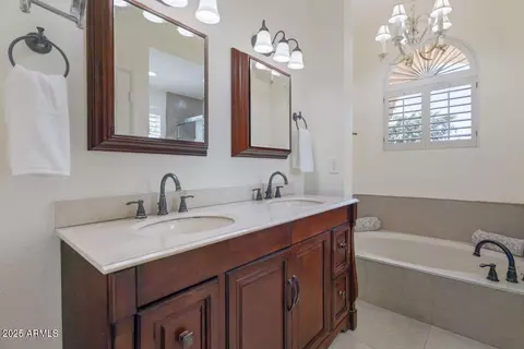 Bath - 4020 E Laurel Ln, Phoenix, AZ 85028 photo 2 of 5