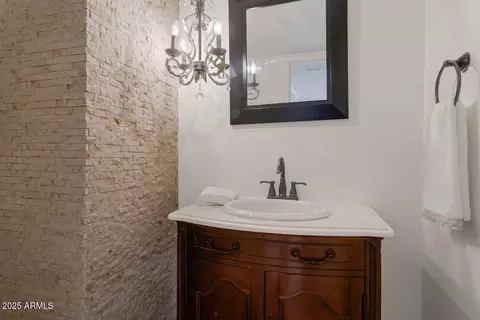 Bath - 4020 E Laurel Ln, Phoenix, AZ 85028 photo 1 of 5