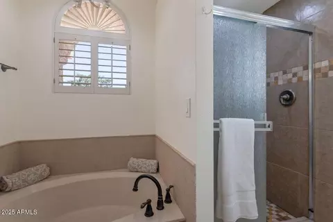 Bath - 4020 E Laurel Ln, Phoenix, AZ 85028 photo 3 of 5