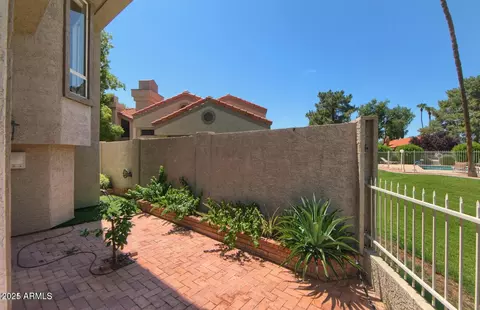 Exterior - 4020 E Laurel Ln, Phoenix, AZ 85028 photo 5 of 9
