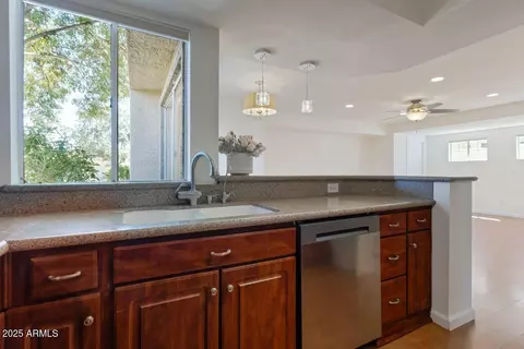 Kitchen - 4020 E Laurel Ln, Phoenix, AZ 85028 photo 2 of 3