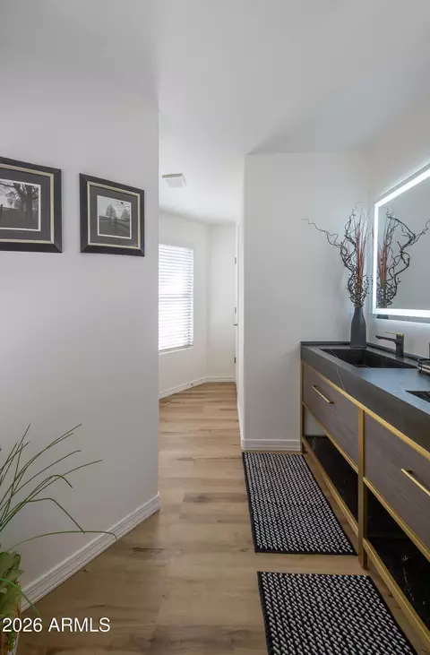 Bath - 4041 E Tether Trl, Phoenix, AZ 85050 photo 2 of 6