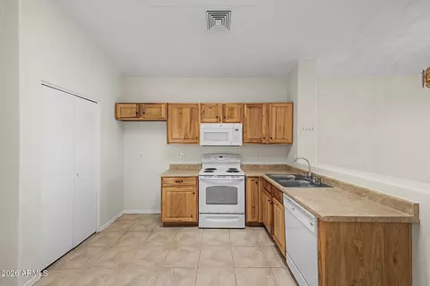 Kitchen - 879 E Hearne Way, Gilbert, AZ 85234 photo 5 of 5