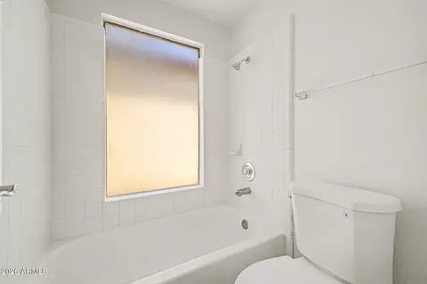 Bath - 879 E Hearne Way, Gilbert, AZ 85234 photo 3 of 3