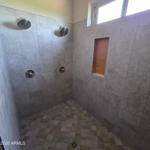 Bath - 2907 E Summer Trl, Hereford, AZ 85615 photo 2 of 4
