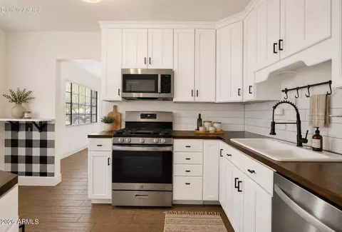 Kitchen - 5513 Earll Dr, Phoenix, AZ 85018 photo 3 of 8