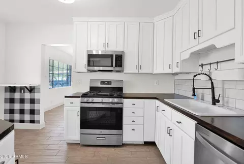 Kitchen - 5513 Earll Dr, Phoenix, AZ 85018 photo 4 of 8