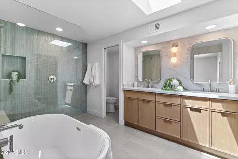 Bath - 3926 E Laurel Ln, Phoenix, AZ 85028 photo 1 of 4