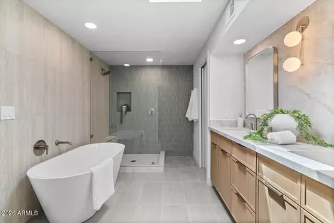 Bath - 3926 E Laurel Ln, Phoenix, AZ 85028 photo 2 of 4