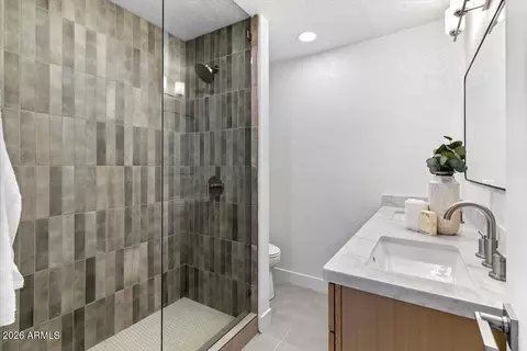 Bath - 3926 E Laurel Ln, Phoenix, AZ 85028 photo 4 of 4