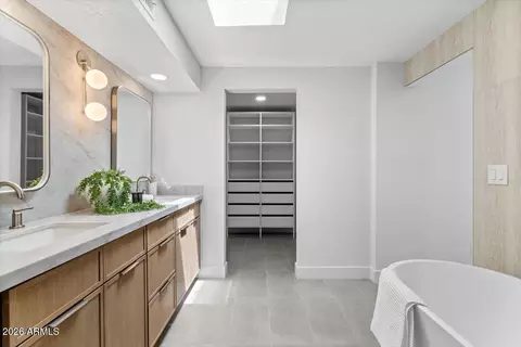 Bath - 3926 E Laurel Ln, Phoenix, AZ 85028 photo 3 of 4