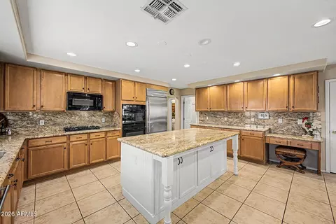 Kitchen - 3907 E Indigo Bay Dr, Gilbert, AZ 85234 photo 2 of 4