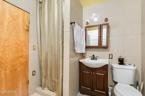 Bath - 2240 E Whitton Ave, Phoenix, AZ 85016 photo 2 of 2