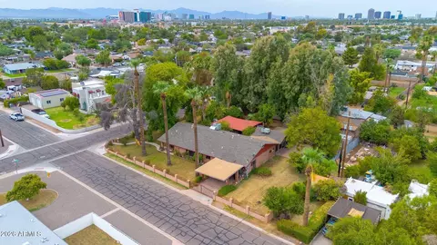 View/Area - 2240 E Whitton Ave, Phoenix, AZ 85016 photo 3 of 5