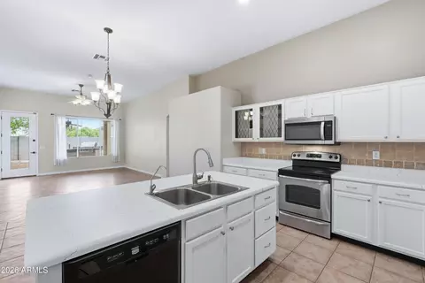 Kitchen - 3798 S Seton Ave, Gilbert, AZ 85297 photo 3 of 4