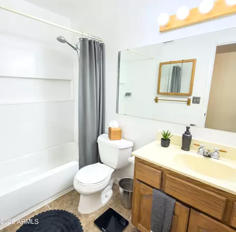 Bath - 3136 W Wethersfield Rd, Phoenix, AZ 85029 photo 2 of 3