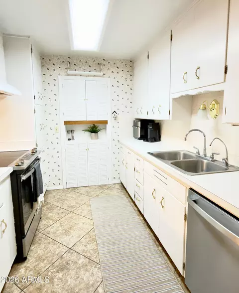 Kitchen - 3136 W Wethersfield Rd, Phoenix, AZ 85029 photo 2 of 2