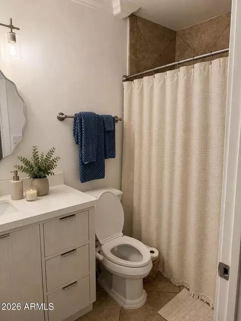 Bath - 315 E Keim Dr, Phoenix, AZ 85012 photo 2 of 4