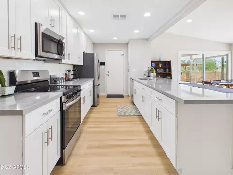 Kitchen - 4101 E Mandan St, Phoenix, AZ 85044 photo 4 of 10