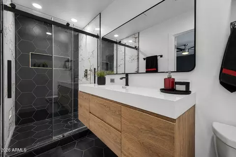 Bath - 3421 W Pershing Ave, Phoenix, AZ 85029 photo 2 of 2