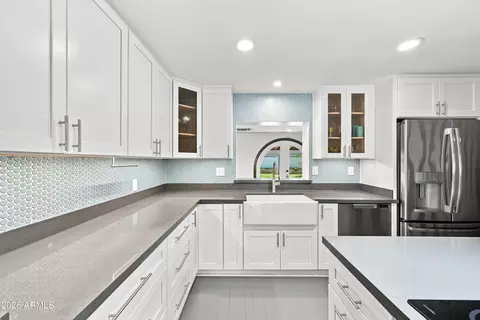 Kitchen - 3827 E Mercer Ln, Phoenix, AZ 85028 photo 2 of 4