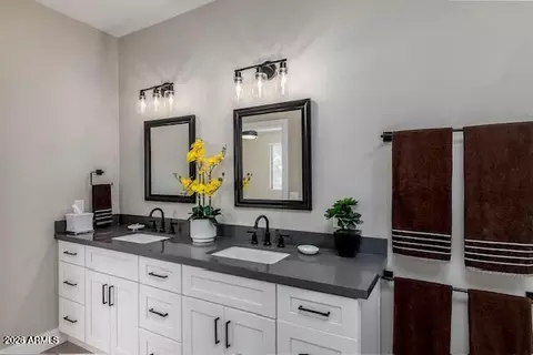 Bath - 3804 E Monterey Way, Phoenix, AZ 85018 photo 1 of 3