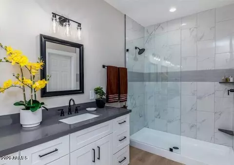 Bath - 3804 E Monterey Way, Phoenix, AZ 85018 photo 2 of 3