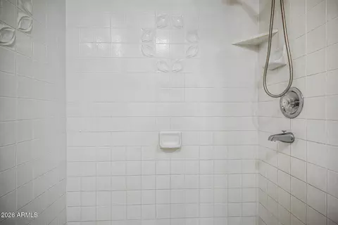 Bath - 2302 E Lincoln Cir, Phoenix, AZ 85016 photo 3 of 4