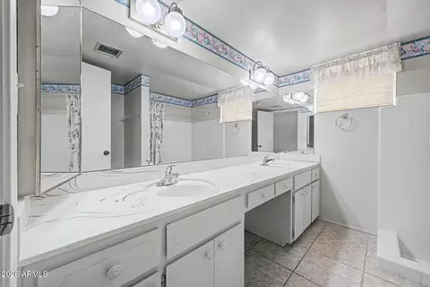 Bath - 2302 E Lincoln Cir, Phoenix, AZ 85016 photo 2 of 4