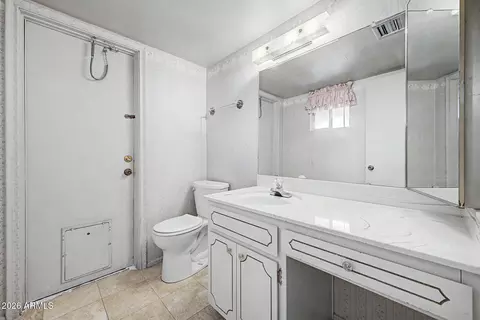 Bath - 2302 E Lincoln Cir, Phoenix, AZ 85016 photo 4 of 4