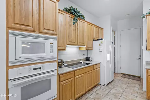 Kitchen - 4665 E Blue Spruce Ln, Gilbert, AZ 85298 photo 3 of 5