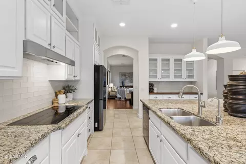 Kitchen - 3986 E Beechnut Pl, Chandler, AZ 85249 photo 5 of 9