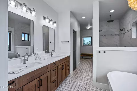 Bath - 1019 S Juniper St, Eagar, AZ 85925 photo 3 of 8