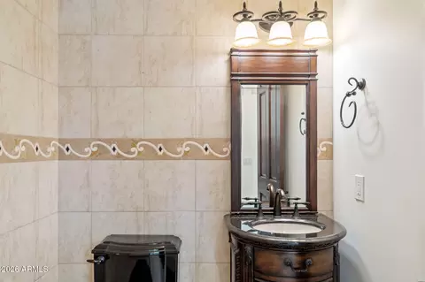 Bath - 1435 E Rancho Dr, Phoenix, AZ 85014 photo 4 of 10