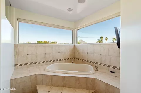 Bath - 1435 E Rancho Dr, Phoenix, AZ 85014 photo 8 of 10