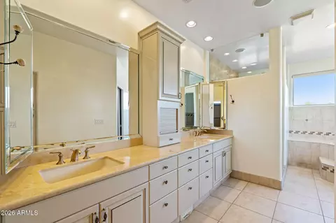Bath - 1435 E Rancho Dr, Phoenix, AZ 85014 photo 7 of 10