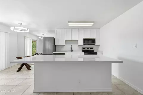 Kitchen - 5525 E Thomas Rd UNIT G7, Phoenix, AZ 85018 photo 2 of 5