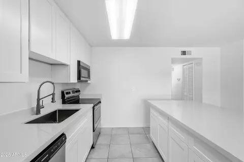 Kitchen - 5525 E Thomas Rd UNIT G7, Phoenix, AZ 85018 photo 4 of 5