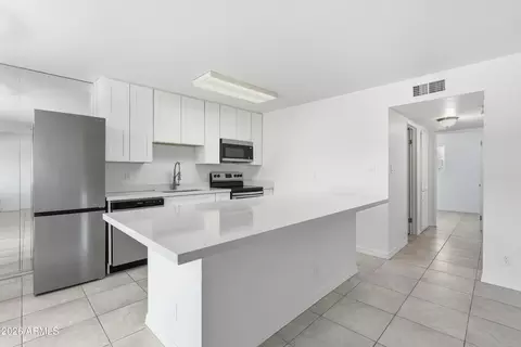 Kitchen - 5525 E Thomas Rd UNIT G7, Phoenix, AZ 85018 photo 5 of 5