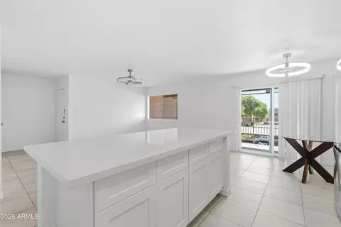 Kitchen - 5525 E Thomas Rd UNIT G7, Phoenix, AZ 85018 photo 3 of 5