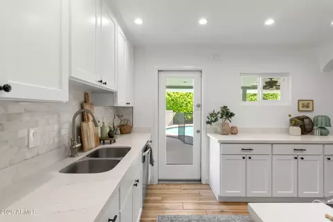 Kitchen - 2534 E Meadowbrook Ave, Phoenix, AZ 85016 photo 4 of 4