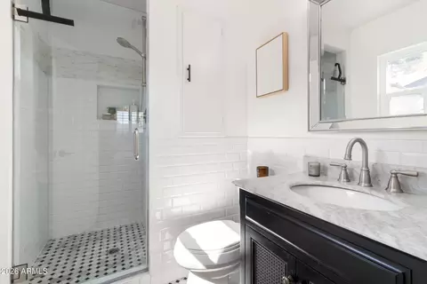 Bath - 2534 E Meadowbrook Ave, Phoenix, AZ 85016 photo 1 of 2